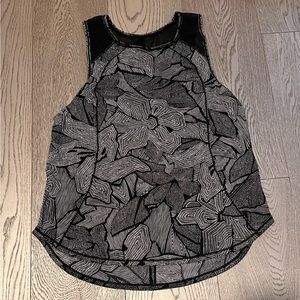 Lululemon Black and white patterned tank. Size 10